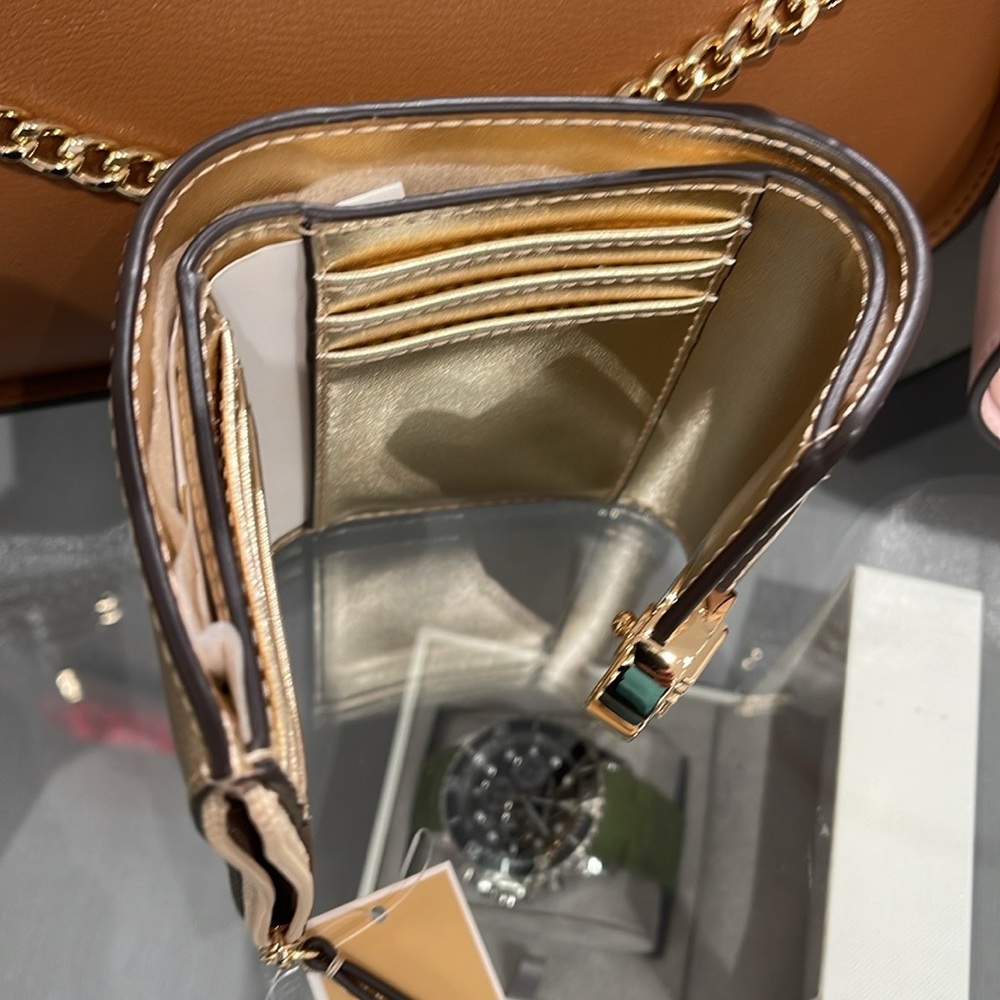 MICHAEL KORS CARMEN MEDIUM LOGO AND FAUX LEATHER WALLET
PALE GOLD
NWT - Picture 11 of 16